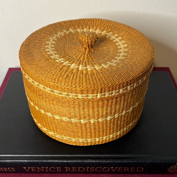 Vintage 1960s Four Woven Sweetgrass Lidded Nesting Baskets - Picture 3 of 9